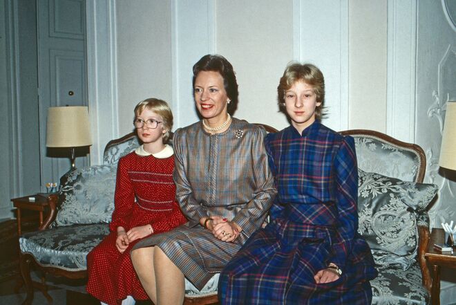 Princesa Benedita da Dinamarca com as filhas Alexandra e Nathalie no Castelo de Berleburg na Alemanha, 1984
