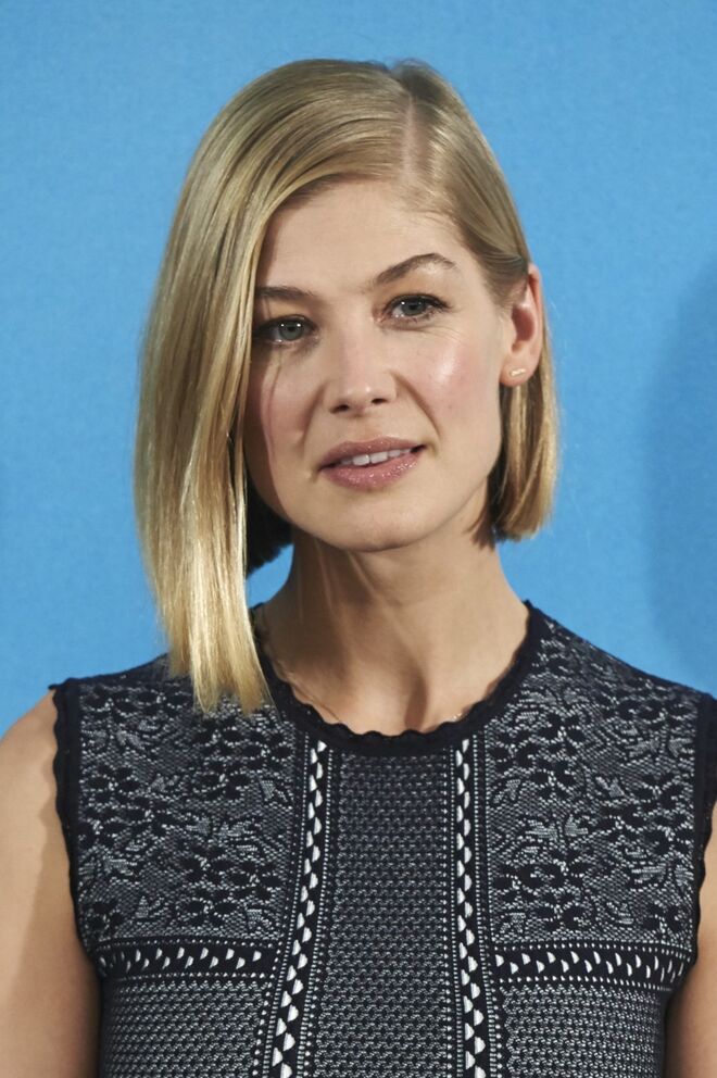 Rosamund Pike com um corte de cabelo assimétrico