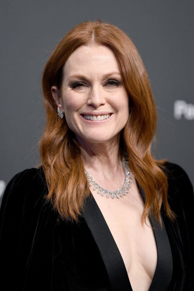 Um corte de cabelo longo com ondas, como o Julianne Moore, pode amenizar o rosto