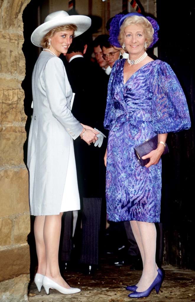 Diana com a mãe, France Shand-kydd, no casamento dos visconde Althorpna igreja de Saint Mary no Reino Unido, setembro de 1989