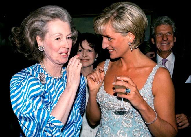 Diana com a madrasta numa visita e recepção privada na Christie's, onde vários vestidos da princesa de Gales foram a leilão, junho de 1997