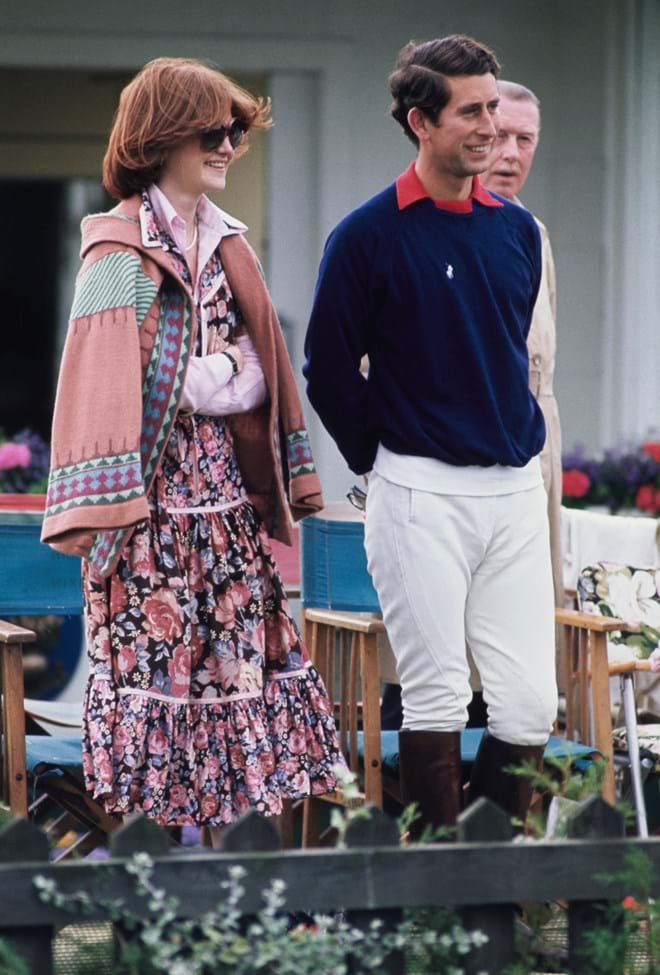 Sarah, irmã de Diana, com o príncipe Carlos num jogo de polo no Windsor Great Park, julho de 1977
