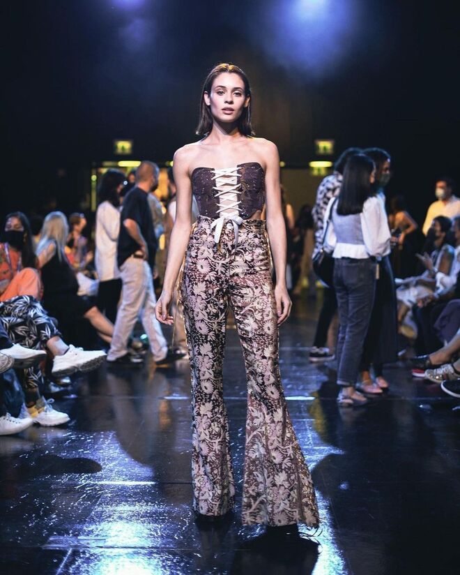 Para o desfile da marca Behen Studio, na Lisboa Fashion Week, Daniela Melchior utilizou um conjunto de calças à boca de sino com um corpete, 9 outubro de 2021