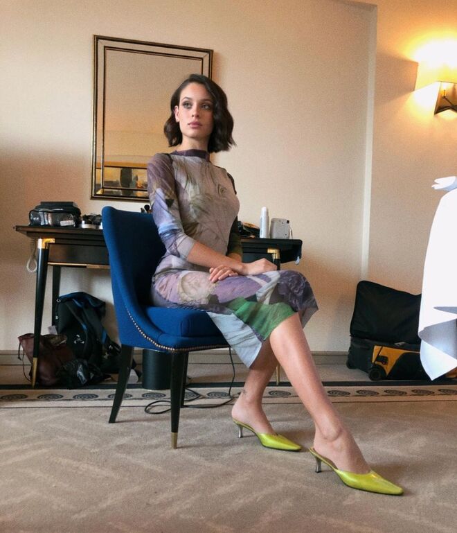 A atriz combinou uns saltos de ponta com um vestido da marca Auné, 27 dezembro de 2019