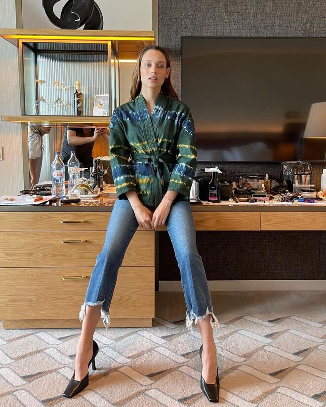 Para um look mais casual optou por usar um kimono Dior com calças de ganga J Brand, 28 maio de 2021