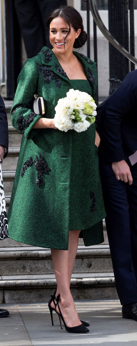 Em 2019, para um evento Juvenil do Dia da Commonwealth em Londres, a Duquesa de Sussex usou um conjunto verde, composto por um casaco e vestido, com bordados pretos, que combinou com stilettos, também pretos