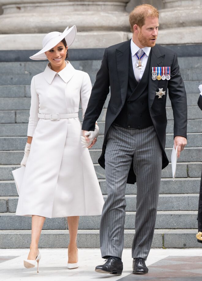 Para as celebrações do jubileu da rainha Isabel II, a duquesa escolheu um look branco total, de Dior Haute Couture