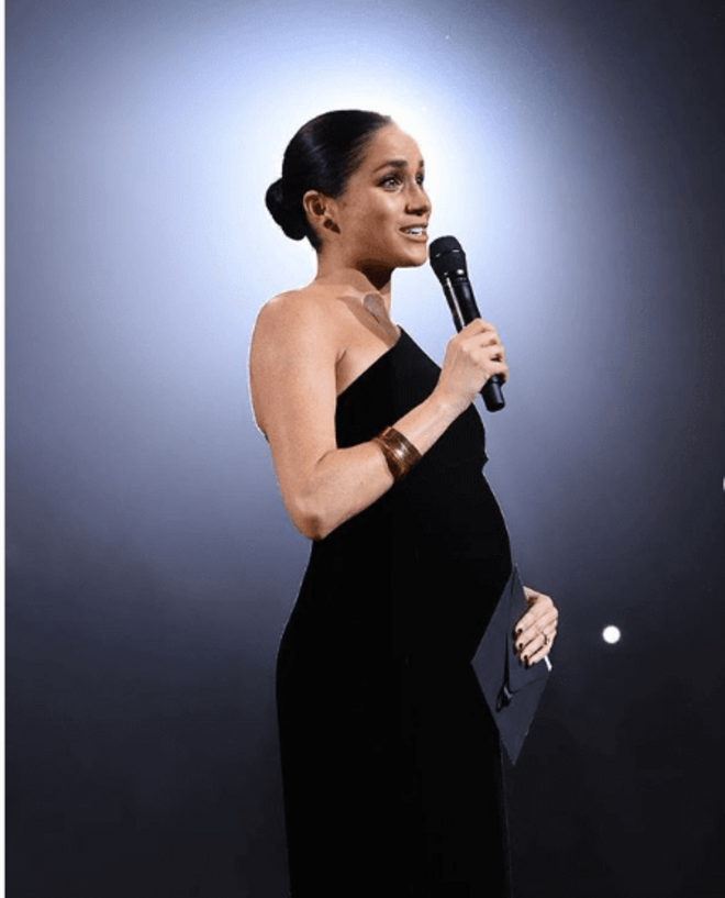 Para apresentar o prémio de designer britânico do ano, em 2018, e grávida do primeiro filho, a duquesa de Sussex usou um vestido de um ombro preto da casa Givenchy