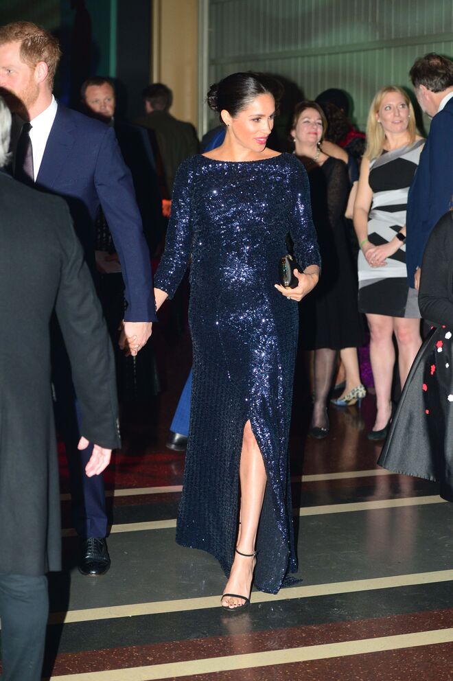 Em 2019, para assistir à estreia do espetáculo TOTEM do Cirque du Soleil, Meghan escolheu um vestido de manga comprida azul de lantejoulas
