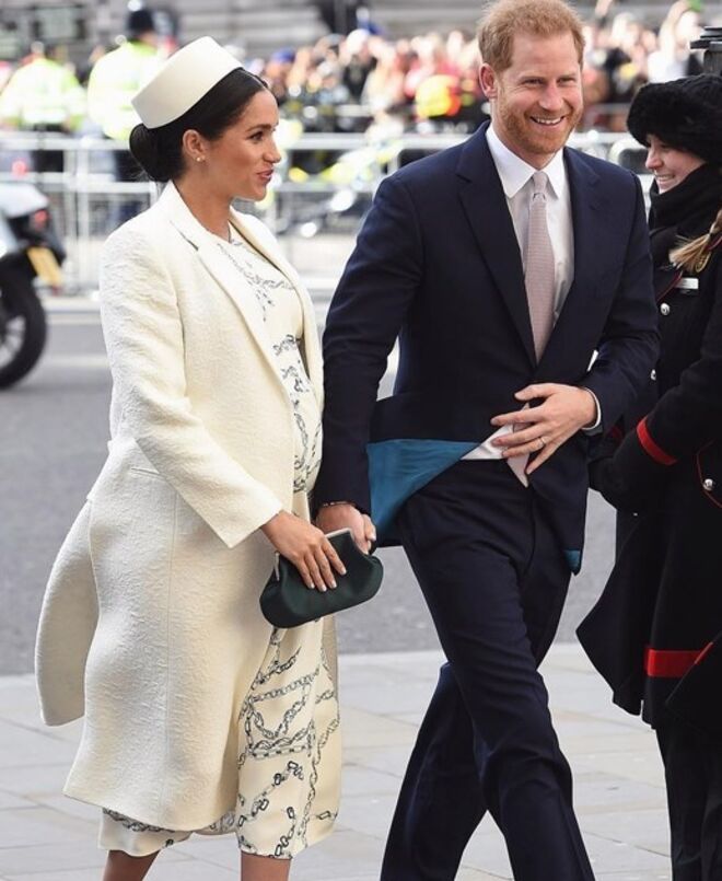 No evento da Commonwealth em 2019, a duquesa usou um elegante vestido branco com detalhes azuis, com um casaco e chapéu também brancos