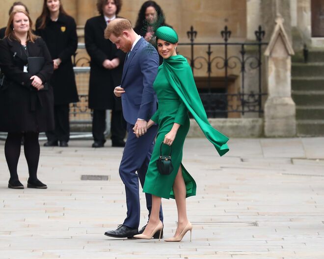 Também num evento da Commonwealth, Meghan Markle deslumbrou com um vestido com capa verde, que combinou com stilettos nude
