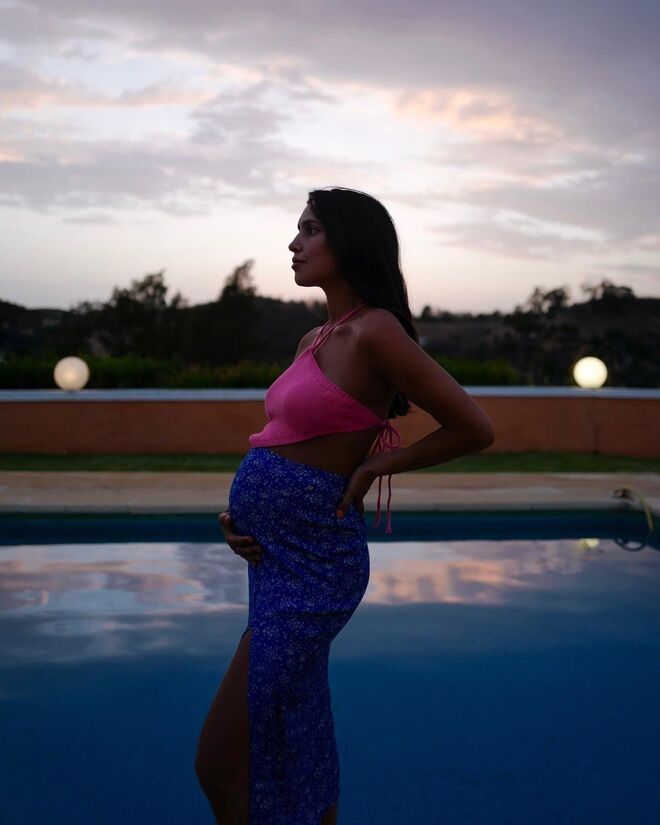 Mesmo grávida, Anita da Costa optou por um conjunto divertido e colorido para sobreviver às altas temperaturas deste verão 