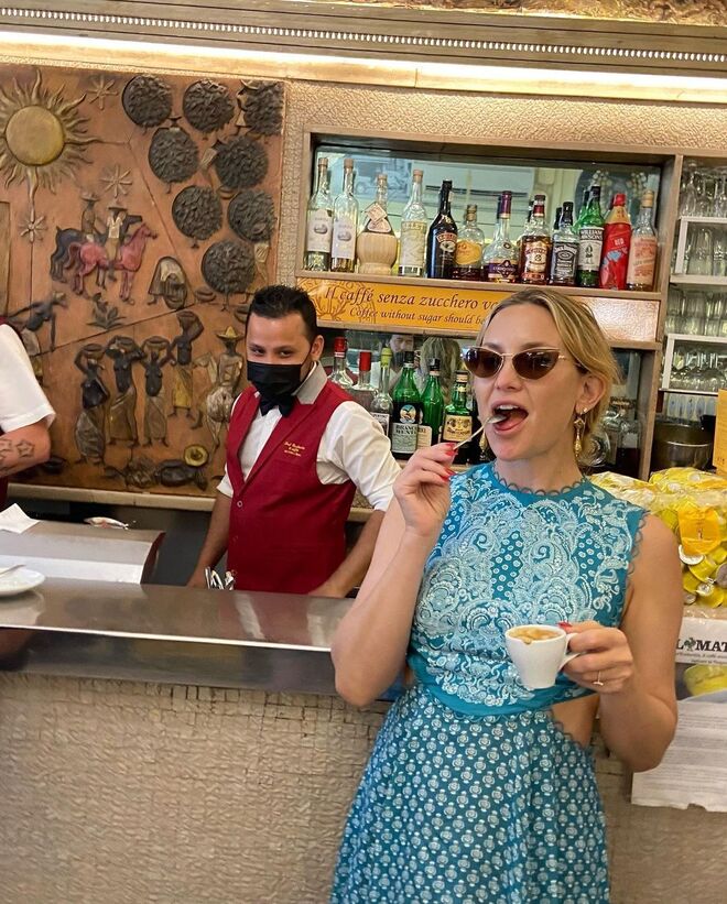 De óculos de sol e vestido azul, Kate Hudson não descuida no estilo mesmo de férias