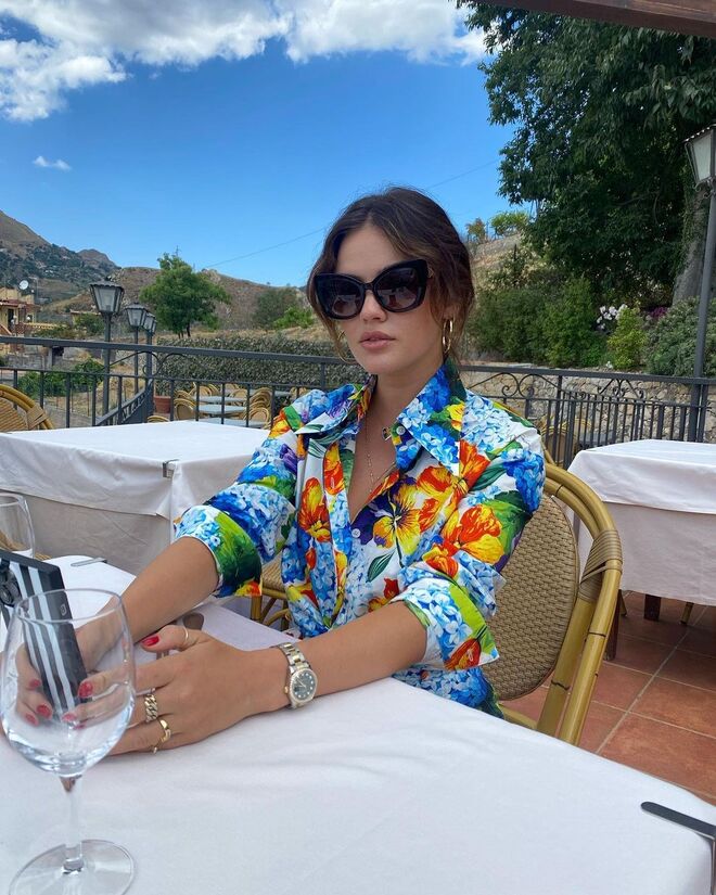 Haverá melhor forma de aproveitar as férias do que com uma camisa estilo havaiana? Lucy Hale que o diga...