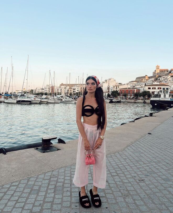 A influencer Ángela Rozas Saiz optou por uma conjunto irreverente para passear pela marina, com destaque para o top preto com elementos cut out