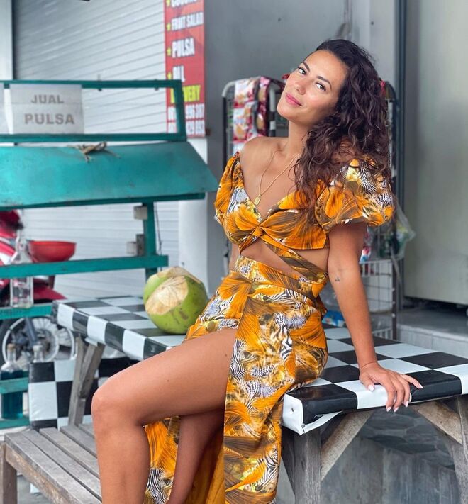 Quando o assunto são destinos tropicais, nada como optar por looks coloridos e com padrões exóticos, como fez a portuguesa Sofia Ribeiro