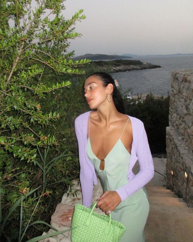 No seu Instagram, a cantora Dua Lipa partilhou uma série de fotografias com a descrição "36°C", uma alusão à alta temperatura. Para o fim da tarde, optou por um conjunto simples apenas em tons pastel