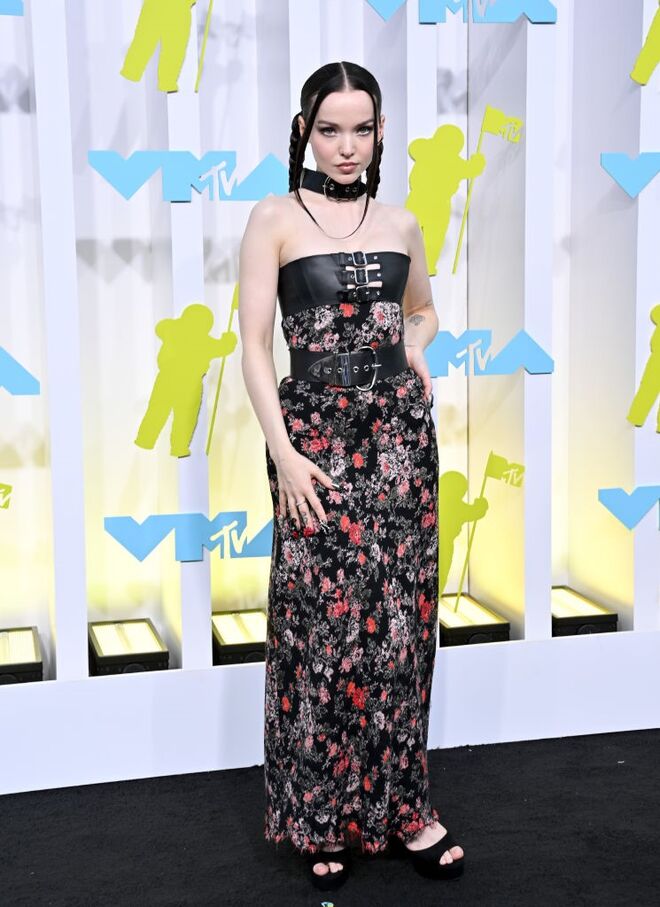 Dove Cameron em Paco Rabanne