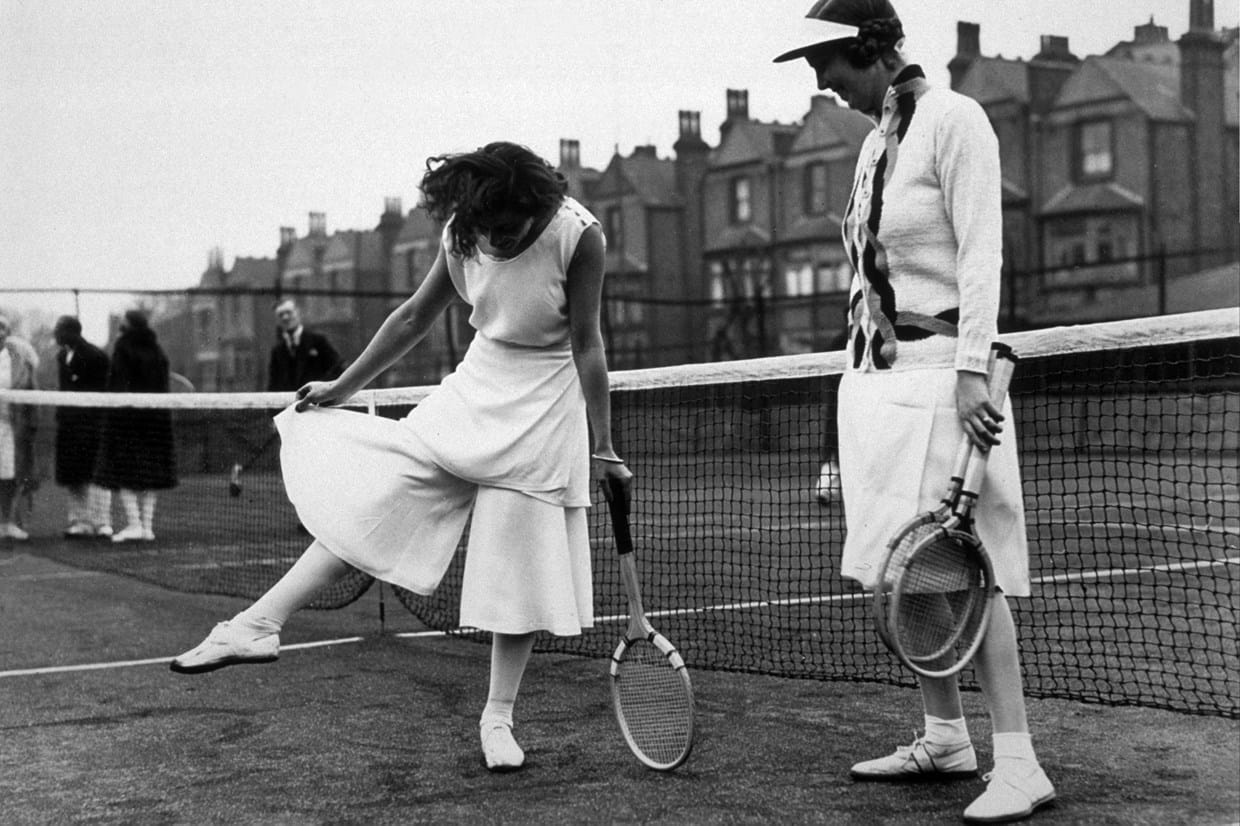 Lili de Alvarez, tenista, mostra a sua saia-calça durante um Torneio de tenis em Londres, 1931