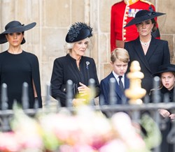 Embaraços, gaffes e humilhações no funeral de Isabel II