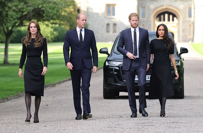 Kate é sempre o elemento mais desfasado, à medida que os quatro caminham