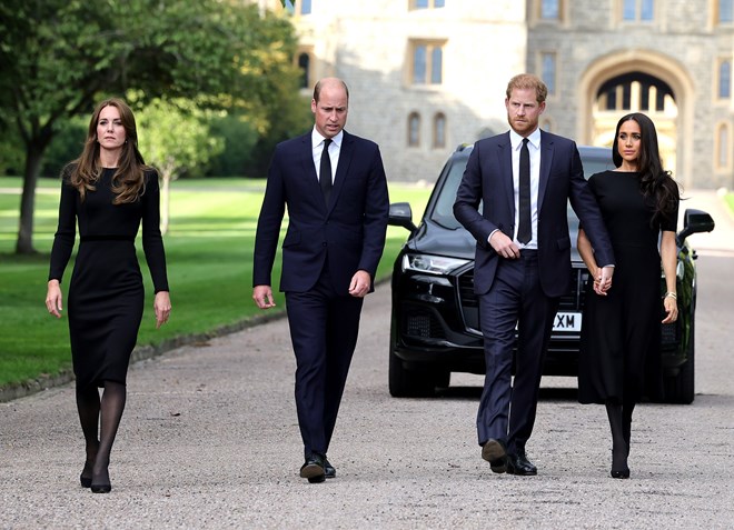 Os passos de Kate e Meghan estão sempre desalinhados, indicando que a Kate não quer uma ligação com a duquesa