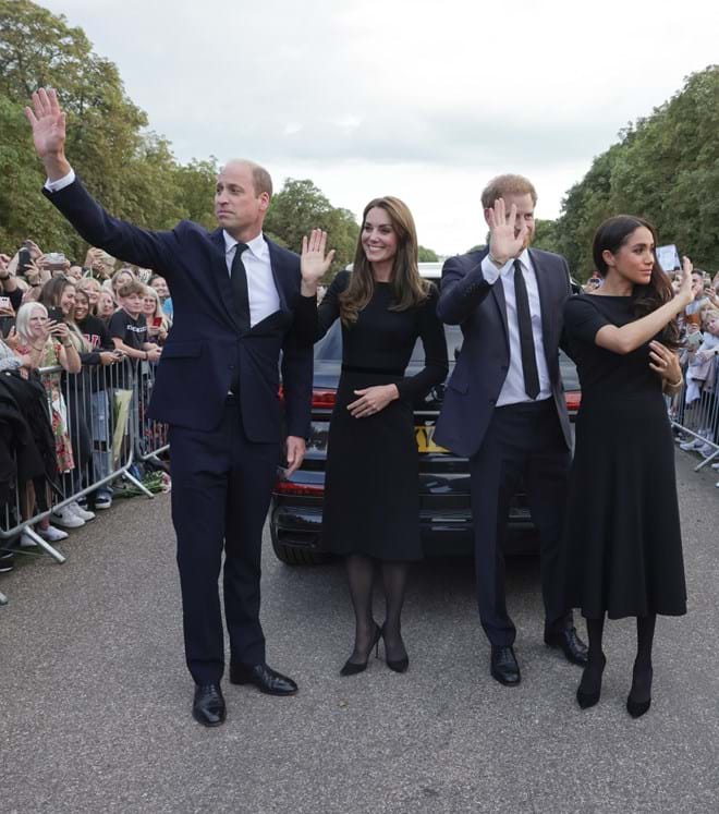 Harry faz esta barreira com o pé e com o ombro, chama-se o ombro frio, que é para proteger a Meghan