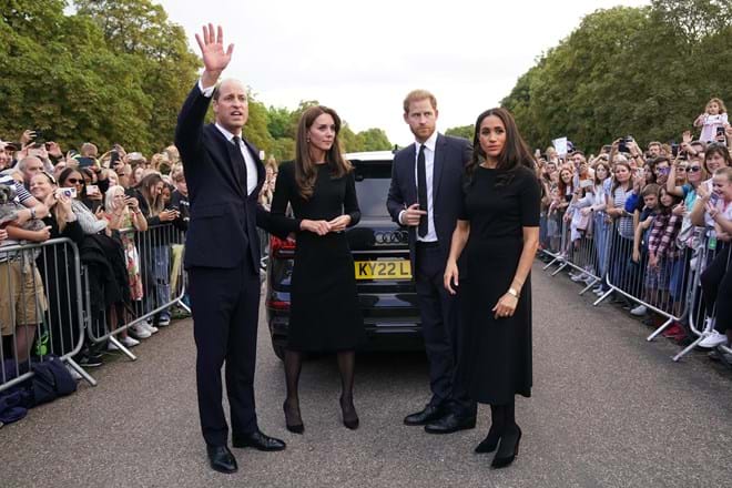 Kate afasta mais os pés, que é sinal de: ‘eu é que sou dominante aqui’, enquanto os pés da Meghan, cruzados, traduzem insegurança e desconforto