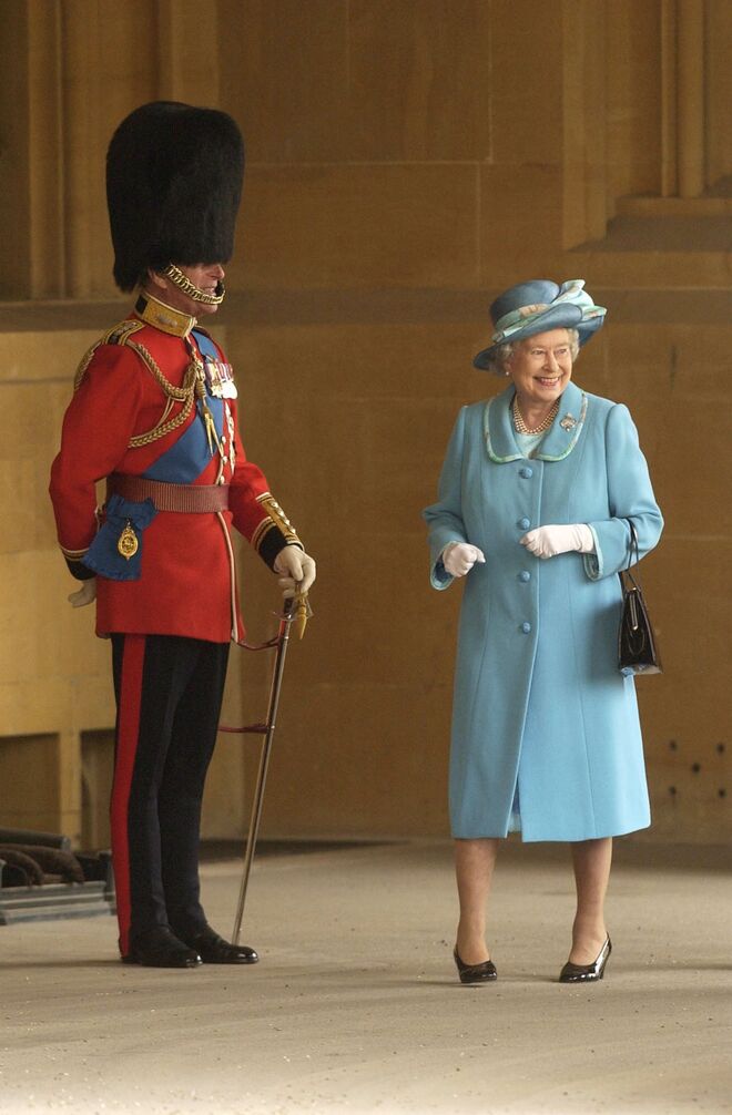 Príncipe Filipe e Isabel II durante um evento oficial no castelo de Windsor, 2003