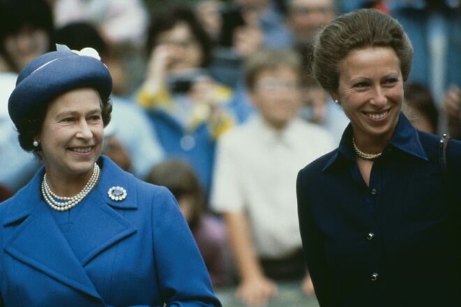 Princesa Ana com a mãe, a rainha Isabel II, em Balmoral, 1983