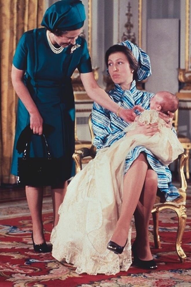 Isabel II com a filha, a Princesa Ana no batizado do neto Peter Phillips a 12 de dezembro de 1977