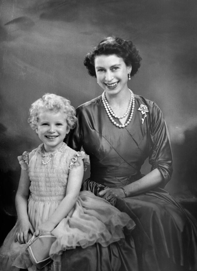 Princesa Ana com a mãe, rainha Isabel II, em 1954