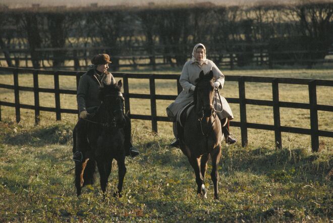 Princesa Ana com a mãe, a rainha Isabel II, no Sandringham Estate, 1979