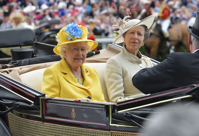 Princesa Ana com a mãe, a rainha Isabel II, no primeiro dia do Royal Ascot, junho de 2018