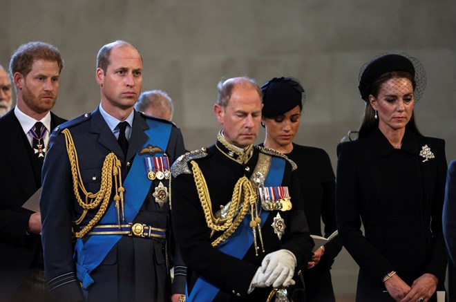 Os duques de Sussex atrás de príncipe Harry e Kate, princesa de Gales, na igreja