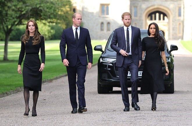 Kate Middleton, príncipe William, príncipe Harry e Meghan Markle no castelo de Windsor, 10 de setembro de 2022
