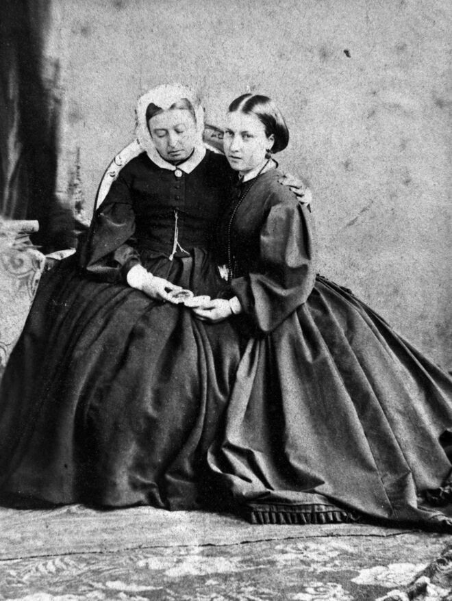 Rainha Victoria de Inglaterra com a filha, a princesa Helena, 1863