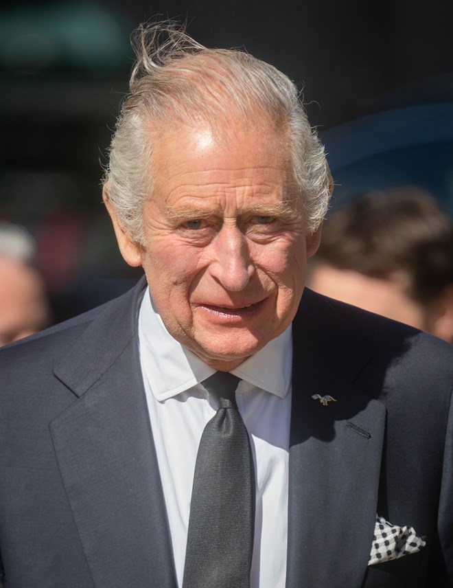 Rei de Inglaterra, o filho mais velho de Isabel II.