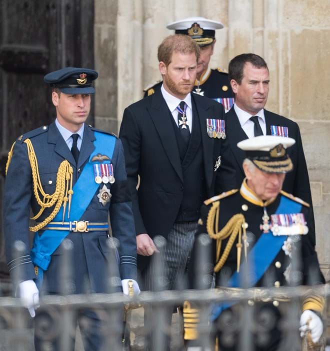 Harry usou um uniforme menor, em comparação com o pai e o irmão.