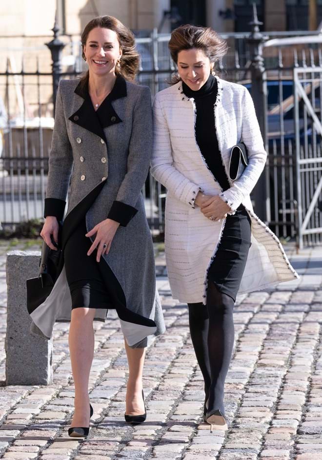 Princesa Mary com Kate Middleton, agora princesa de Gales, em fevereiro de 2022