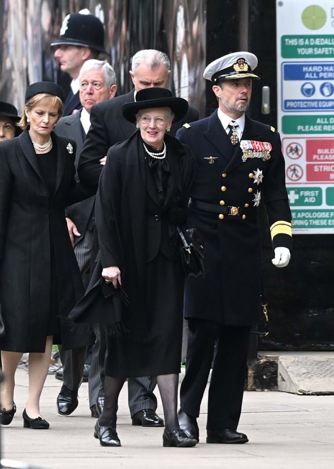 Rianha Margrethe II e príncipe Frederik à chegada ao funeral da rainha Isabel II