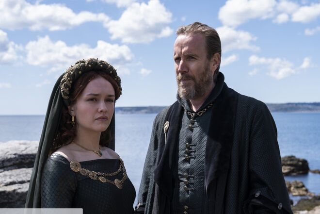 Rhys Ifans e Olivia Cooke em 'Casa do Dragão' (2022)