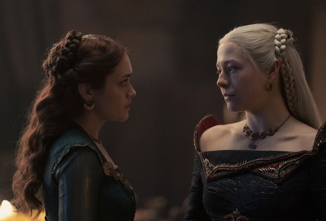 Olivia Cooke e Emma D'Arcy em 'Casa do Dragão' (2022)