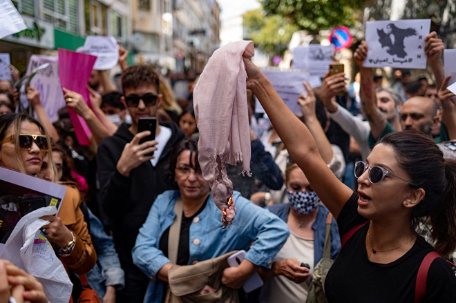 Mulheres a protestar contra o uso do 'hijab' 