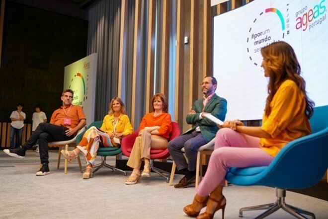 Américo Naves, Filipa Pinto Coelho, Joana Santiago, João Machado e Catarina Furtado na conferência do grupo AGEAS Portugal, com o mote