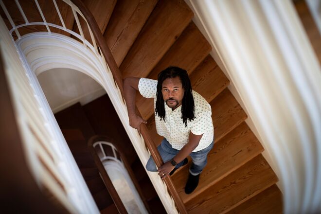 Colson Whitehead escreve sobre segregação racial, desigualdades e crimes.