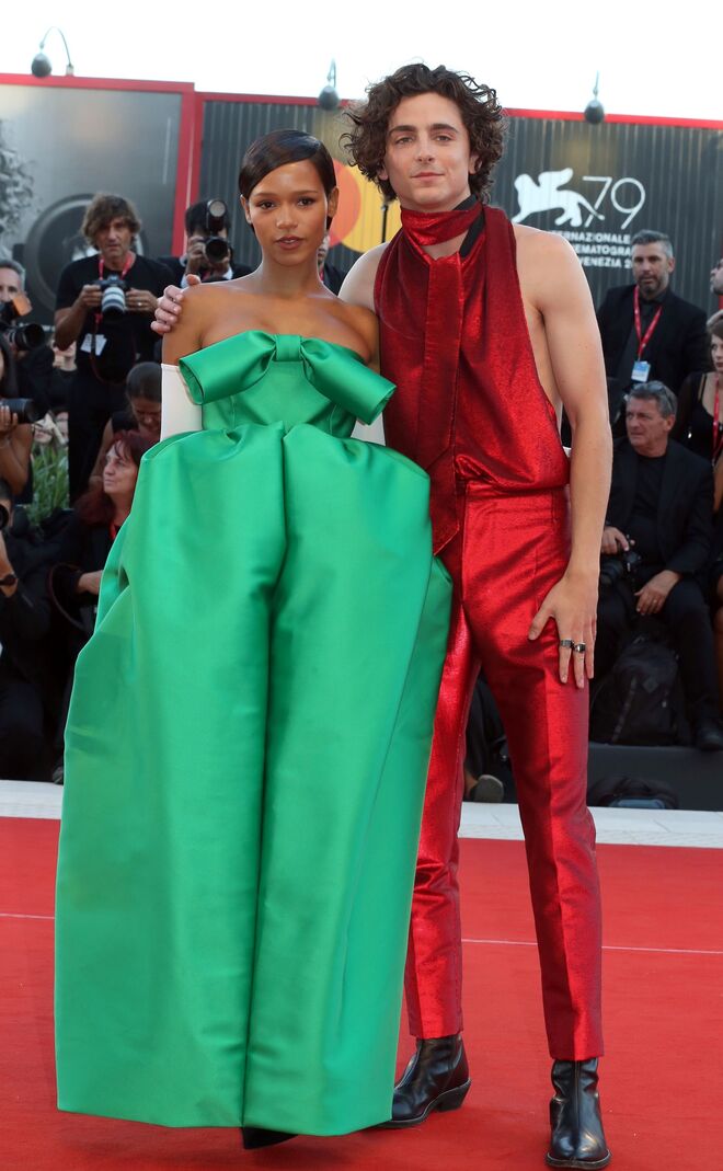 Taylor Russell, em Balenciaga, e Timothee Chalamet, em Haider Ackermann