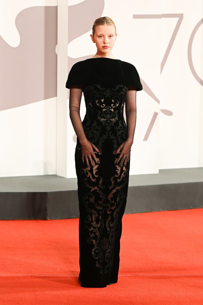 Mia Goth em Dolce & Gabbana