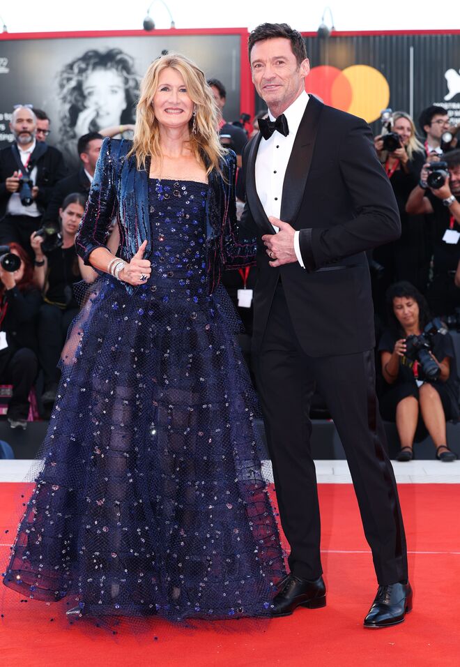 Laura Dern, em Amani Privé, e Hugh Jackman