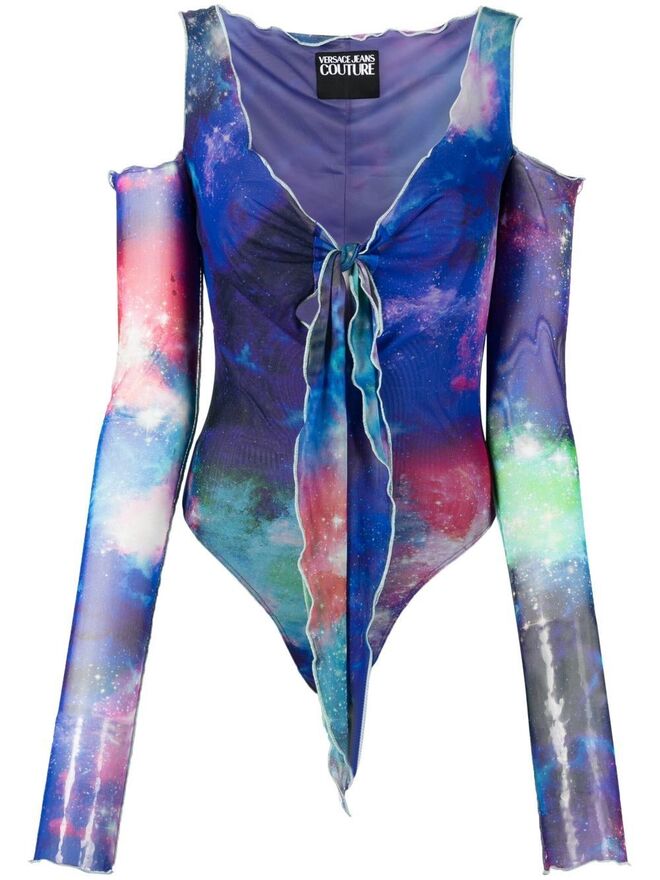 Top em malha, €250, Versace Jeans Couture em Farfetch.com